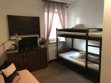 Фото номера Четырехместный номер с собственной ванной комнатой Хостелы Hostel Coco г. Варшава 3
