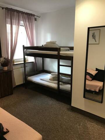 Фото номера Четырехместный номер с собственной ванной комнатой Хостелы Hostel Coco г. Варшава 2