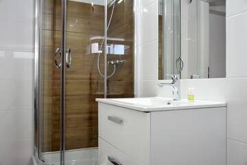 Фото номера Четырехместный номер с собственной ванной комнатой Хостелы Hostel Coco г. Варшава 5
