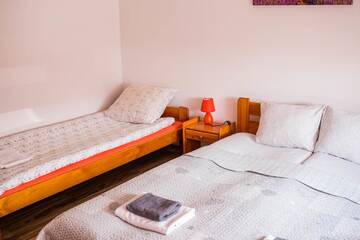 Фото номера Трехместный номер эконом-класса с общей ванной комнатой Хостелы Hotelik Okęcie 39 - free transfer to airport г. Варшава 3