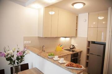 Фото номера Люкс с кроватью размера «king-size» и балконом Апартаменты Premium Key-Apartaments Śródmieście г. Варшава 12
