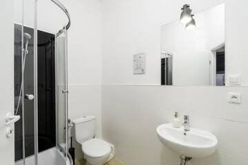 Фото номера Двухместный номер с 1 кроватью или 2 отдельными кроватями и ванной комнатой Хостелы Lull Hostel г. Варшава 3