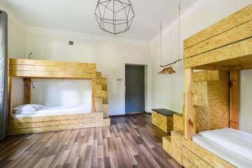 Фото номера Кровать в общем 4-местном номере для мужчин и женщин Хостелы Lull Hostel г. Варшава 3