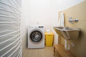 Фото номера Дом с 4 спальнями Дома для отпуска Cinema House г. Варшава 53