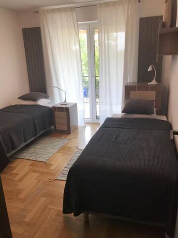 Фото номера Дом с 4 спальнями Дома для отпуска Cinema House г. Варшава 11