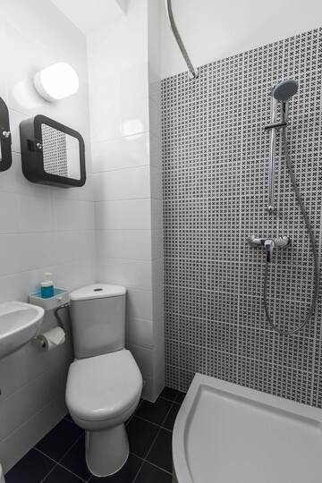 Фото номера Одноместный номер с ванной комнатой Проживание в семье Irysowy Premium Hostel г. Варшава 10