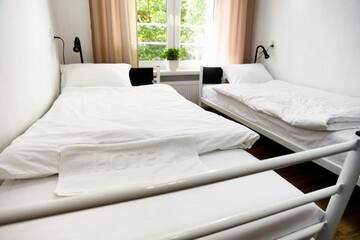 Фото номера Двухместный номер с 2 отдельными кроватями Хостелы Warsaw Hostel Centrum г. Варшава 10