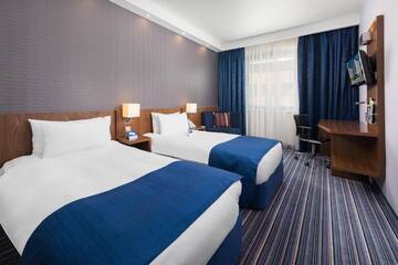 Фото номера Двухместный номер с 2 отдельными кроватями Отель Holiday Inn Express Warsaw Airport г. Варшава 2