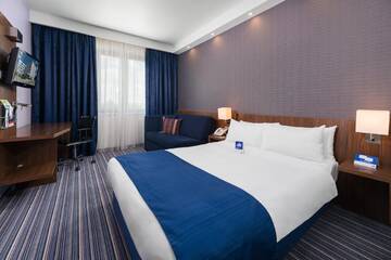 Фото номера Двухместный номер с 1 диваном-кроватью Отель Holiday Inn Express Warsaw Airport г. Варшава 4