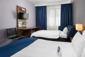 Фото номера Двухместный номер с 1 диваном-кроватью Отель Holiday Inn Express Warsaw Airport г. Варшава 2