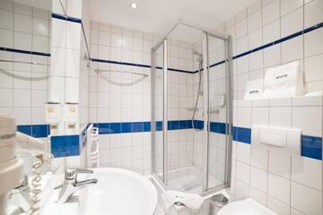 Фото номера Двухместный номер с 2 отдельными кроватями Отель Hotel Partner г. Варшава 8