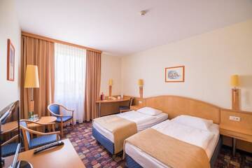 Фото номера Двухместный номер с 2 отдельными кроватями Отель Hotel Partner г. Варшава 6