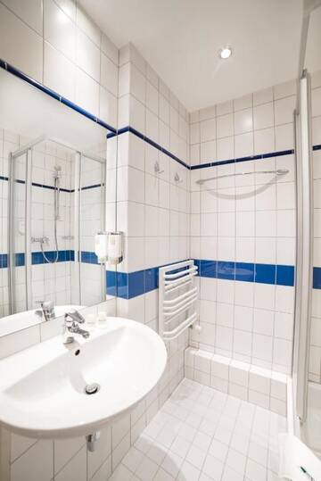Фото номера Двухместный номер с 2 отдельными кроватями Отель Hotel Partner г. Варшава 9