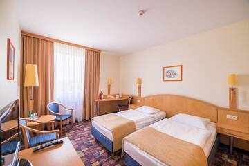 Фото номера Двухместный номер с 2 отдельными кроватями Отель Hotel Partner г. Варшава 2