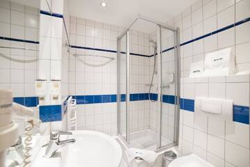 Фото номера Двухместный номер с 2 отдельными кроватями Отель Hotel Partner г. Варшава 4