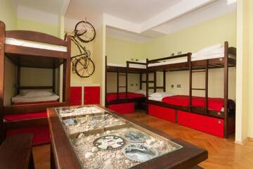 Фото номера Кровать в общем номере на 8 человек Хостелы Hostel Helvetia г. Варшава 3
