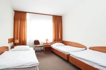 Фото номера Стандартный трехместный номер Хостелы Obiekt Hotelarski Patron г. Варшава 2