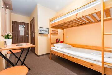 Фото номера Четырехместный номер с ванной комнатой Хостелы Luxhostel24 Warsaw г. Варшава 5
