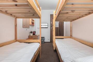 Фото номера Четырехместный номер с общей ванной комнатой Хостелы Luxhostel24 Warsaw г. Варшава 3