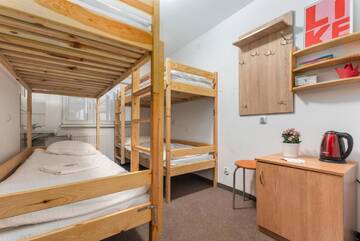 Фото номера Четырехместный номер с общей ванной комнатой Хостелы Luxhostel24 Warsaw г. Варшава 7