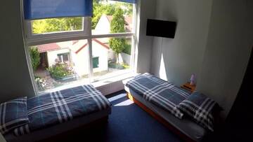 Фото номера Трехместный номер, вид на сад Хостелы Villa Moko г. Варшава 3