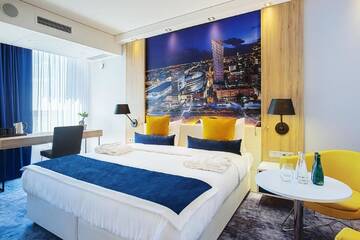 Фото номера Представительский номер с кроватью размера «king-size» Отель Golden Tulip Warsaw Airport г. Варшава 3