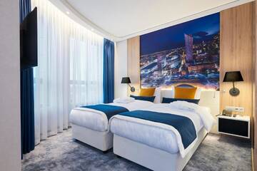 Фото номера Улучшенный двухместный номер с 2 отдельными кроватями Отель Golden Tulip Warsaw Airport г. Варшава 4