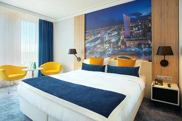 Фото номера Улучшенный номер с кроватью размера «king-size» Отель Golden Tulip Warsaw Airport г. Варшава 4