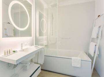 Фото номера Стандартный номер Отель Hotel Indigo Warsaw Nowy Świat г. Варшава 3
