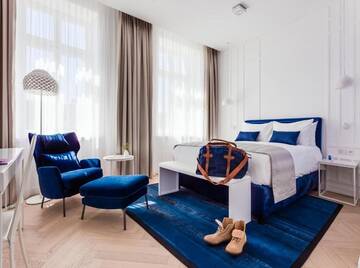 Фото номера Улучшенный двухместный номер с 1 кроватью Отель Hotel Indigo Warsaw Nowy Świat г. Варшава 2