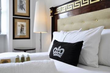 Фото номера Роскошный суперлюкс, вид на рыночную площадь Апартаменты Luxury Suites &amp; Apartments MONDRIAN UNESCO Old Town г. Варшава 6