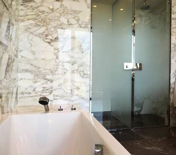 Фото номера Luxury Two Bedroom Penthouse with Market Square view Апартаменты Luxury Suites &amp; Apartments MONDRIAN UNESCO Old Town г. Варшава 3