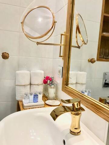 Фото номера Роскошный суперлюкс, вид на рыночную площадь Апартаменты Luxury Suites &amp; Apartments MONDRIAN UNESCO Old Town г. Варшава 3