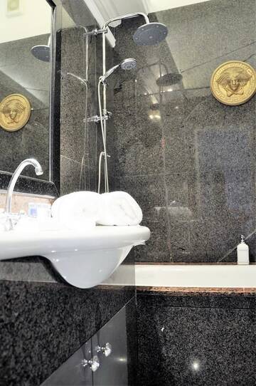 Фото номера Роскошный люкс с видом на Рыночную площадь Апартаменты Luxury Suites &amp; Apartments MONDRIAN UNESCO Old Town г. Варшава 7