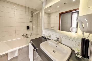 Фото номера Улучшенный двухместный номер с 1 кроватью Отель Warsaw Plaza Hotel г. Варшава 8