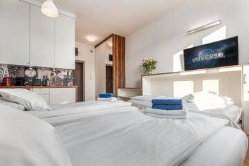 Фото номера Стандартный трехместный номер-студио Апартаменты Smolna Apartments by Your Freedom г. Варшава 42