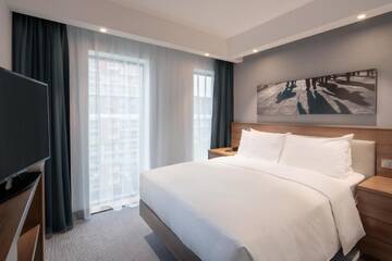 Фото номера Угловой номер с кроватью размера «queen-size» - Для некурящих Отель Hampton By Hilton Warsaw Mokotow г. Варшава 2
