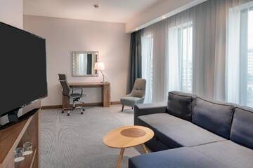 Фото номера Угловой номер с кроватью размера «queen-size» - Для некурящих Отель Hampton By Hilton Warsaw Mokotow г. Варшава 3