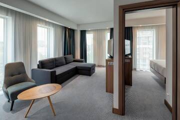 Фото номера Угловой номер с кроватью размера «queen-size» - Для некурящих Отель Hampton By Hilton Warsaw Mokotow г. Варшава 4