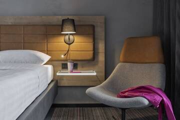 Фото номера Номер с кроватью размера «queen-size» Отель Moxy Warsaw Praga г. Варшава 5