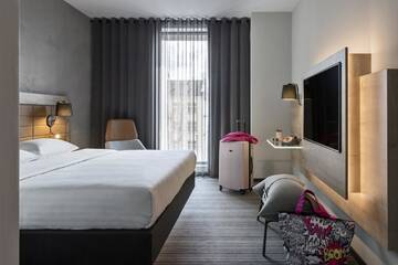 Фото номера Номер с кроватью размера «queen-size» Отель Moxy Warsaw Praga г. Варшава 6