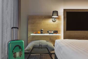 Фото номера Номер с кроватью размера «queen-size» Отель Moxy Warsaw Praga г. Варшава 9