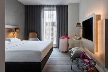 Фото номера Номер с кроватью размера «queen-size» Отель Moxy Warsaw Praga г. Варшава 13