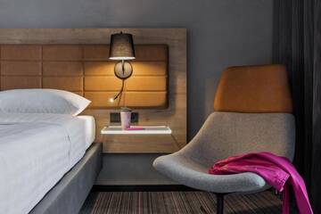 Фото номера Номер с кроватью размера «queen-size» Отель Moxy Warsaw Praga г. Варшава 10