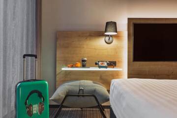 Фото номера Номер с кроватью размера «queen-size» Отель Moxy Warsaw Praga г. Варшава 17