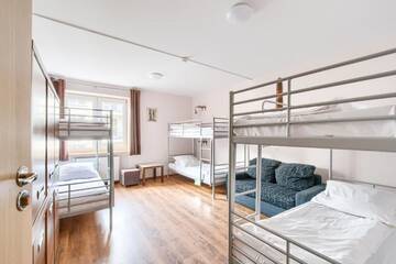 Фото номера Кровать в общем 6-местном номере для мужчин и женщин Хостелы Hostel Stara Praga Południe na Wiatracznej г. Варшава 12