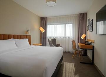 Фото номера Классический номер с 1 кроватью размера «queen-size» Отель Four Points by Sheraton Warsaw Mokotow г. Варшава 4