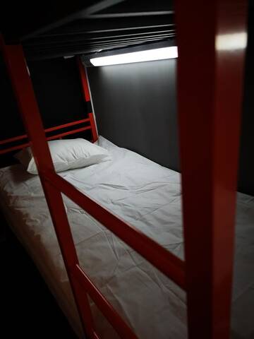 Фото номера Кровать в общем 6-местном номере для мужчин и женщин Хостелы DanHostel г. Варшава 6