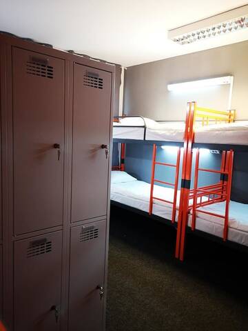 Фото номера Кровать в общем 6-местном номере для мужчин и женщин Хостелы DanHostel г. Варшава 11