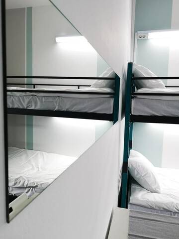 Фото номера Кровать в общем 6-местном номере для мужчин и женщин Хостелы DanHostel г. Варшава 12
